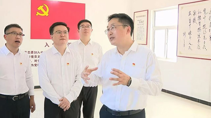 县委常委赴陈家港淮北盐场烈士陵园开展党性教育活动