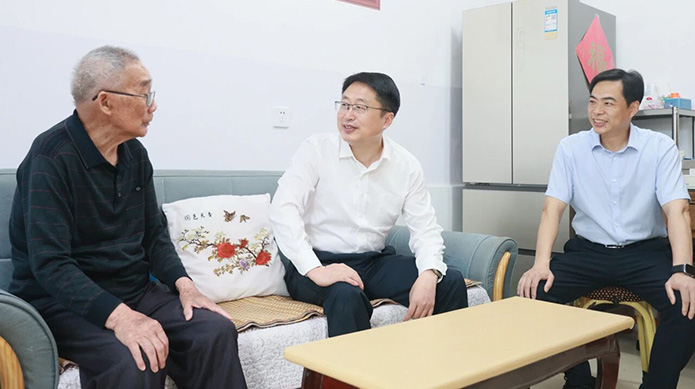刘源“七一”前夕开展走访慰问活动